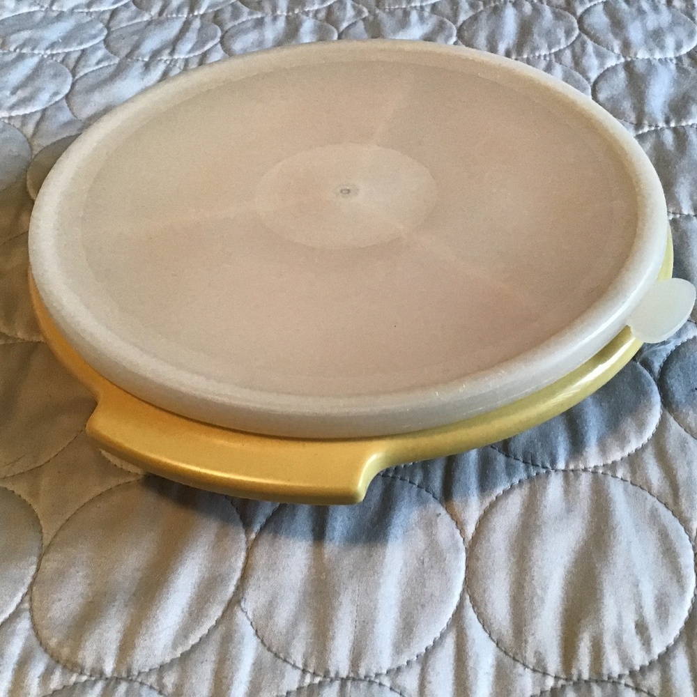 TUPPERWARE. VINTAGE DIVIDED HARVEST GOLD COVERED DISH